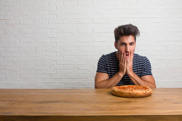 Joven Hombre Guapo Natural Sentado Una Mesa Sorprendido Sorprendido Mirando — Foto de Stock