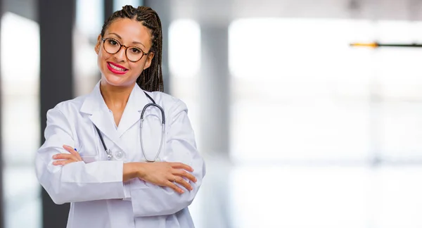 Porträt Einer Jungen Schwarzen Ärztin Die Lächelnd Und Glücklich Selbstbewusst — Stockfoto