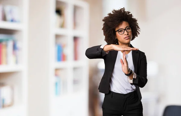 Negocio Negro Mujer Haciendo Tiempo Romper Gesto —  Fotos de Stock