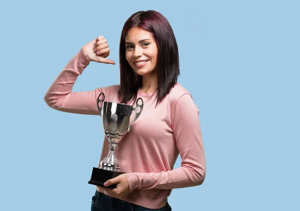 Junge Hübsche Frau Aufgeregt Und Energisch Hebt Ein Glas Nach — Stockfoto