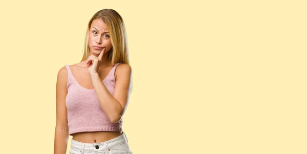 Porträtt Ung Vacker Blond Kvinna Tvivlande Och Förvirrad Tänkande Idé — Stockfoto