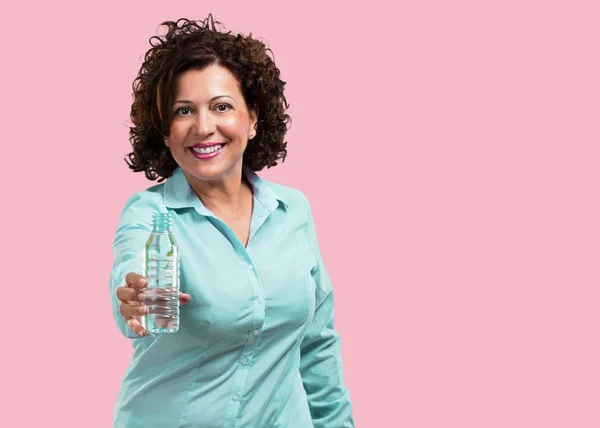 Frau Mittleren Alters Lächelt Zufrieden Hält Eine Flasche Kalten Wassers — Stockfoto