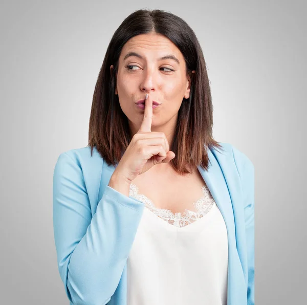 Mujer Mediana Edad Guardando Secreto Pidiendo Silencio Cara Seria Concepto — Foto de Stock