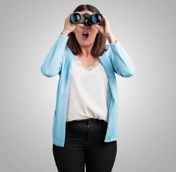 Mujer Mediana Edad Sorprendida Sorprendida Mirando Con Prismáticos Distancia Algo — Foto de Stock