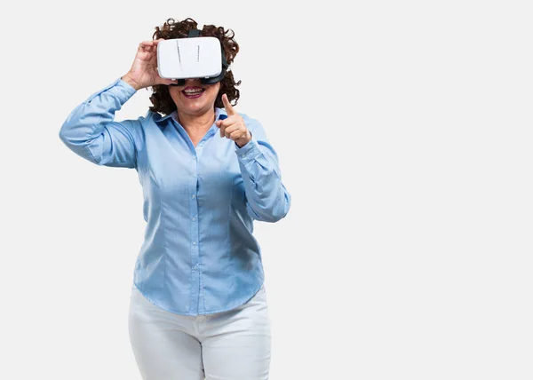 Mulher Meia Idade Animada Entretida Brincando Com Óculos Realidade Virtual — Fotografia de Stock