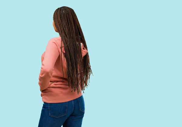 Portrét Mladé Černé Ženy Nosit Copánky Ukazující Zpět Pózování Čekání — Stock fotografie