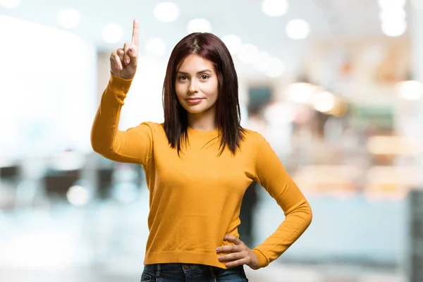 Ung Vacker Kvinna Visar Nummer Ett Symbol För Inventering Begreppet — Stockfoto