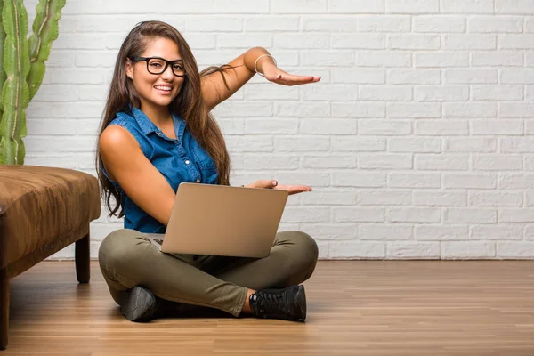 Portret Van Jonge Latijns Vrouw Zittend Vloer Houden Iets Met — Stockfoto