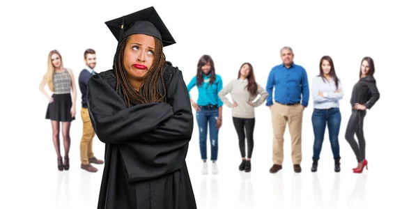 Joven Mujer Negra Graduada Con Trenzas Dudando Encogiéndose Hombros Concepto — Foto de Stock