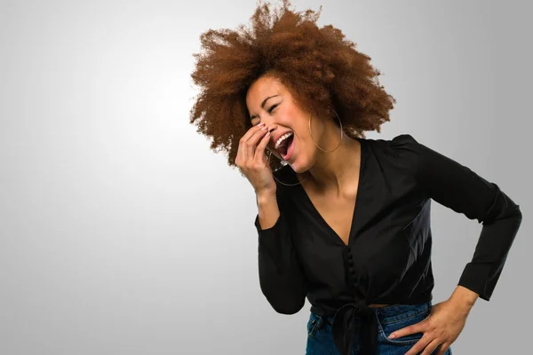 Afro Frau Lacht Und Hat Spaß — Stockfoto
