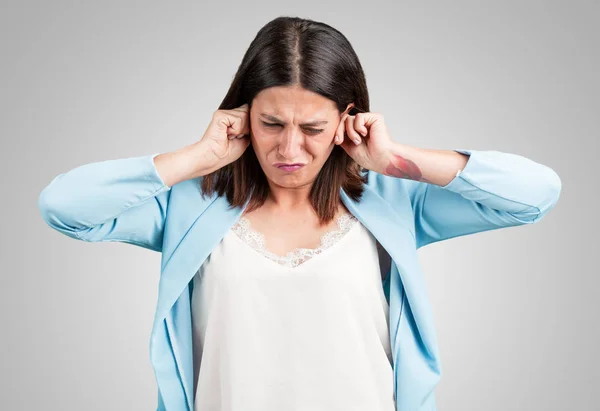 Mulher Meia Idade Cobrindo Ouvidos Com Mãos Irritada Cansada Ouvir — Fotografia de Stock