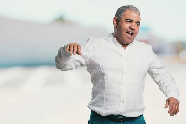 Homem Meia Idade Dançando Divertindo Movendo Gritando Expressando Felicidade Conceito — Fotografia de Stock