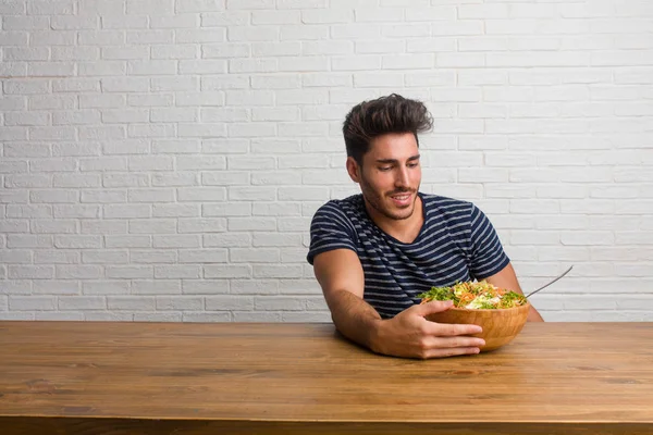 Joven Hombre Guapo Natural Sentado Una Mesa Riendo Divirtiéndose Relajado —  Fotos de Stock