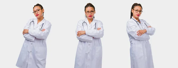 Набір Молодої Чорної Жінки Лікар Дуже Сердитий Засмучений Руками Схрещеними — стокове фото