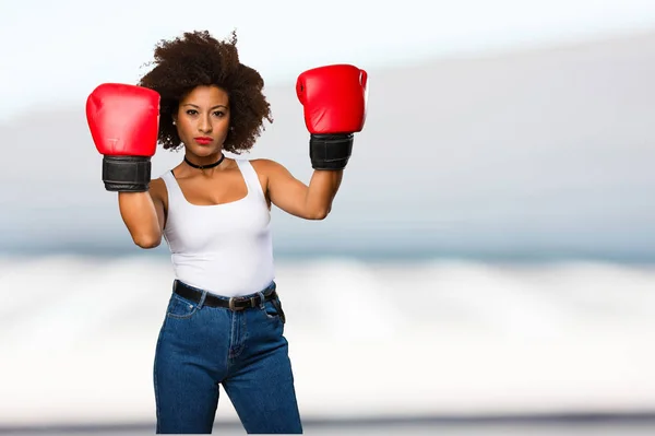 Jovem Mulher Negra Usando Luvas Boxe Fundo Borrado — Fotografia de Stock