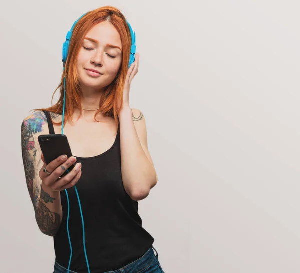Portrait Pretty Redhead Girl Listening Music — Stock Photo, Image