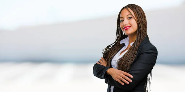 Portret Van Een Jonge Zwarte Zakenvrouw Overschrijding Van Zijn Armen — Stockfoto