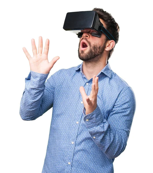Jovem Olhando Através Óculos Realidade Virtual Isolado Fundo Branco — Fotografia de Stock