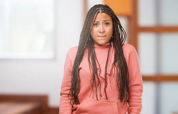 Портрет Молодой Черной Женщины Косичками Сомневающейся Смущающейся Думающей Идее Беспокоящейся — стоковое фото