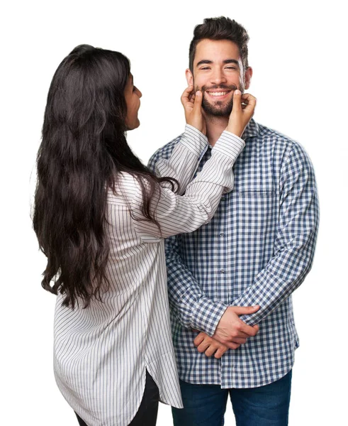 Genç çift beyaz üzerinde gülümseyen