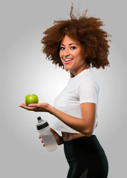 Young Fitness Afro Woman Holding Green Apple Water Bottle — Stock Photo, Image