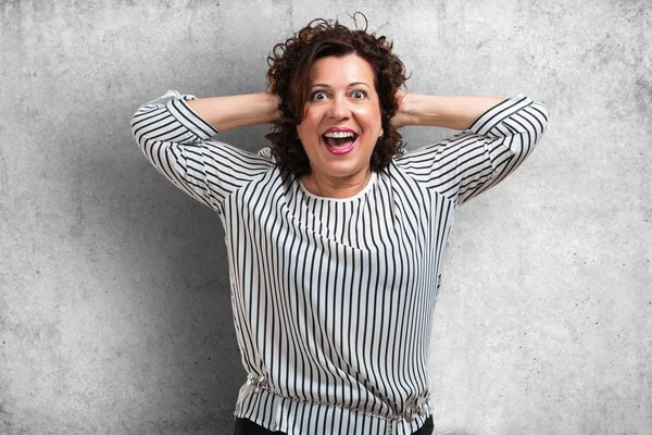 Orta yaşlı şaşırttı ve şok, kadın kazanmak kavramı geniş gözlü, heyecanlı bir teklif veya yeni bir iş arıyor