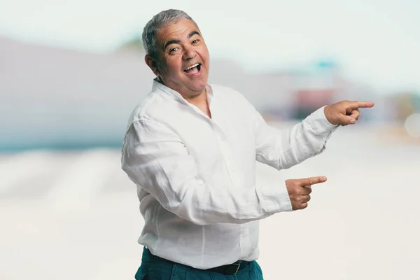 Middelste Leeftijd Man Die Wijst Naar Kant Lacht Verrast Presenteren — Stockfoto