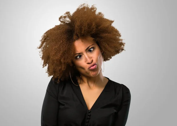 Gekke Afro Vrouw Draagt Een Zwart Shirt — Stockfoto