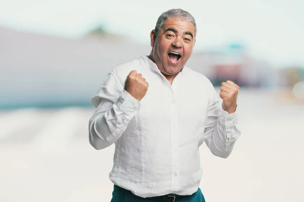 Mann Mittleren Alters Sehr Glücklich Und Aufgeregt Hebt Die Arme — Stockfoto
