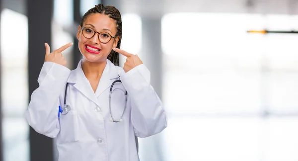 Portret Van Een Jonge Zwarte Dokter Vrouw Glimlacht Mond Concept — Stockfoto