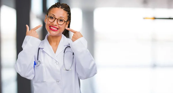 Porträt Einer Jungen Schwarzen Ärztin Lächelt Zeigt Den Mund Konzept — Stockfoto