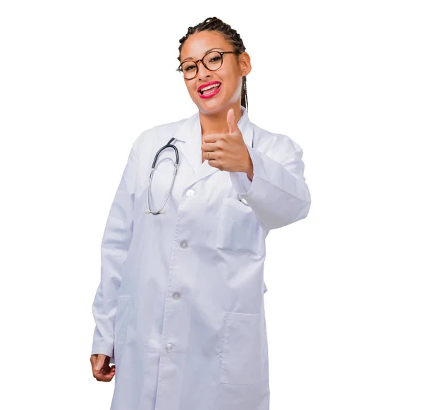 Retrato Uma Jovem Mulher Médica Negra Alegre Animado Sorrindo Levantando — Fotografia de Stock