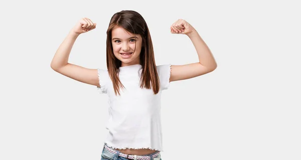 全身小女孩非常高兴和兴奋 举起双臂 庆祝胜利或成功 赢得彩票 — 图库照片