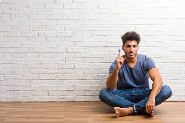 Homem Natural Jovem Sentar Piso Madeira Mostrando Número Símbolo Contagem — Fotografia de Stock