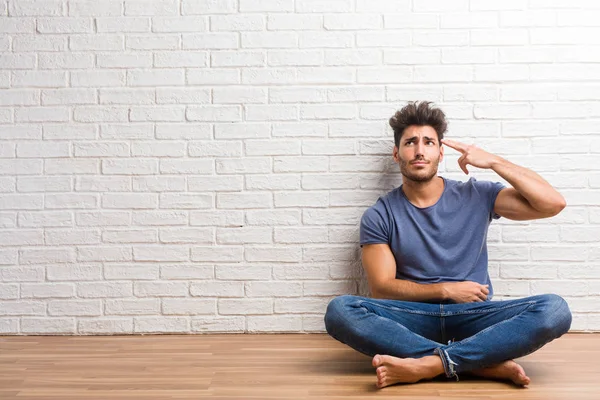 Joven Hombre Natural Sentado Suelo Madera Haciendo Gesto Suicida Sintiéndose — Foto de Stock