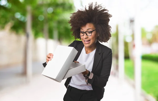 Schwarze Geschäftsfrau Mit Einer Weißen Schachtel Auf Verschwommenem Hintergrund — Stockfoto