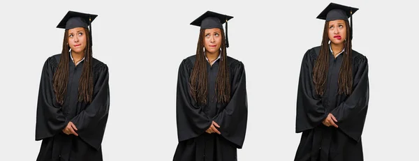 Σύνολο Αποφοίτησε Νεαρή Μαύρη Γυναίκα Αμφιβολία Και Σύγχυση — Φωτογραφία Αρχείου