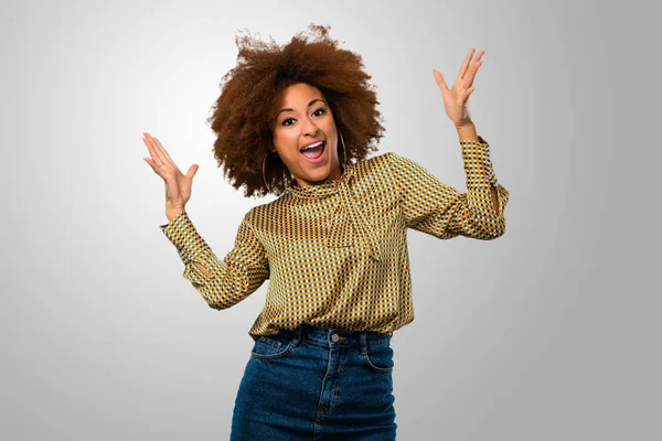 Afro kadın şaşkınlık