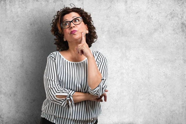 Orta düşünme ve bakılması, hakkında bir fikir karışık kadın yaşlı, bir çözüm bulmaya çalışıyorum