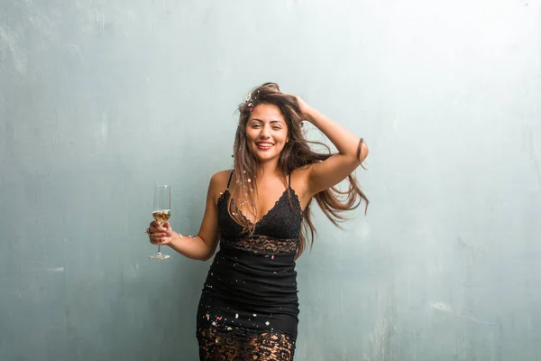 Junge Lateinische Frau Feiert Neujahr — Stockfoto