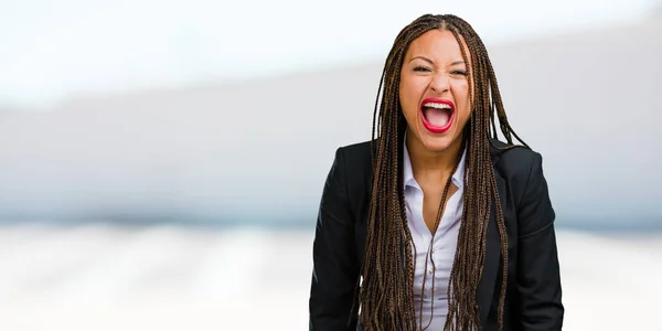 狂気と精神不安定の発現 怒って叫んで若い黒のビジネス女性の肖像を開く口と半分開かれた目 狂気の概念 — ストック写真