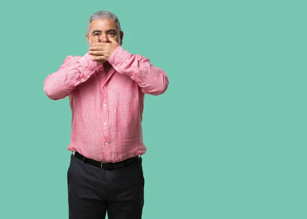 Hombre Mediana Edad Cubriendo Boca Símbolo Silencio Represión Sobre Fondo — Foto de Stock