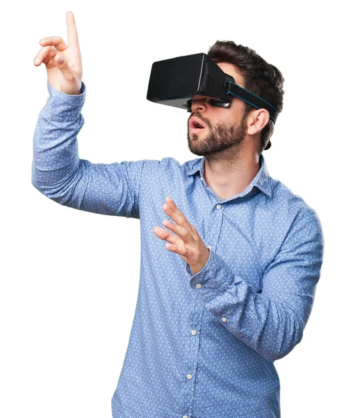 Jovem Olhando Através Óculos Realidade Virtual Isolado Fundo Branco — Fotografia de Stock