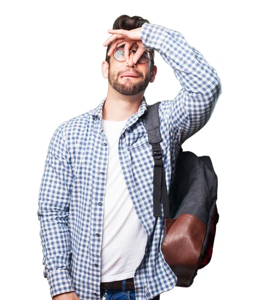 Beyaz arka plan üzerinde izole bir şey kokulu öğrenci adam