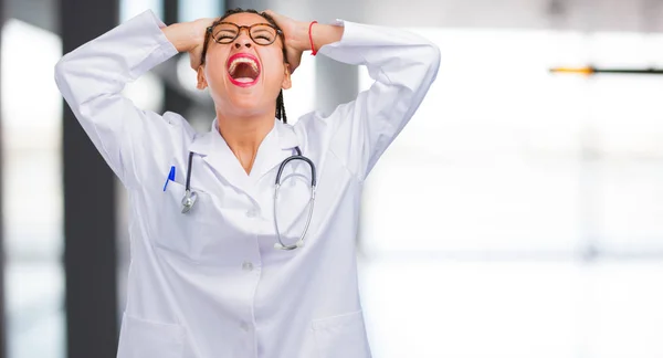 Retrato Uma Jovem Médica Negra Louca Desesperada Gritando Fora Controle — Fotografia de Stock