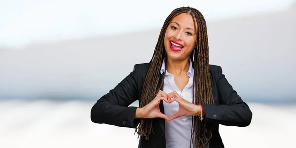 Portrait Une Jeune Femme Affaires Noire Faisant Cœur Avec Les — Photo