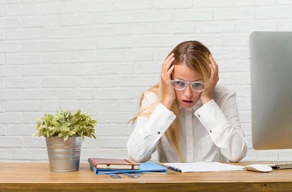 Retrato Una Joven Estudiante Sentada Escritorio Haciendo Tareas Frustradas Desesperadas — Foto de Stock