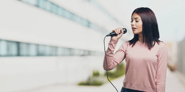 Jovem Mulher Bonita Feliz Motivada Cantando Uma Música Com Microfone — Fotografia de Stock