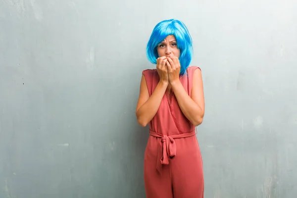 Retrato Una Joven Mujer Rubia Elegante Mordiéndose Las Uñas Nerviosa — Foto de Stock