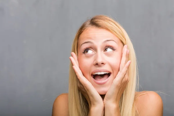 Portret Van Natuurlijke Jonge Blonde Vrouw Verrast Geschokt — Stockfoto